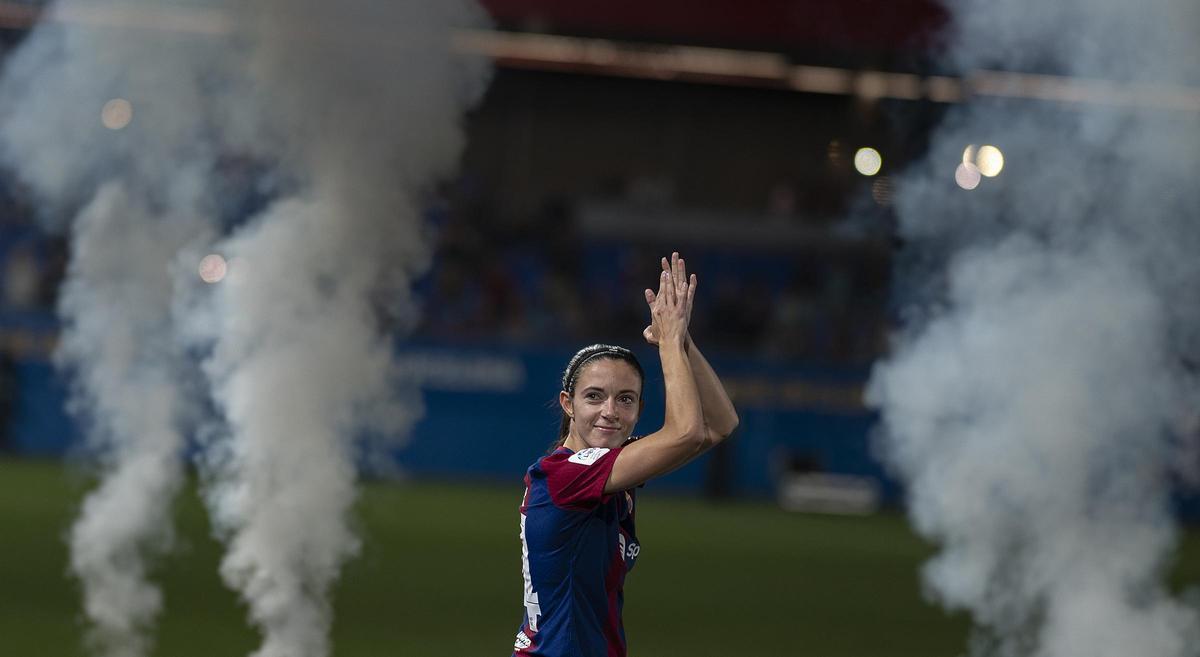Aitana Bonmatí saluda al público durante la celebración de la quinta liga F consecutiva conseguida por el Barça femenino