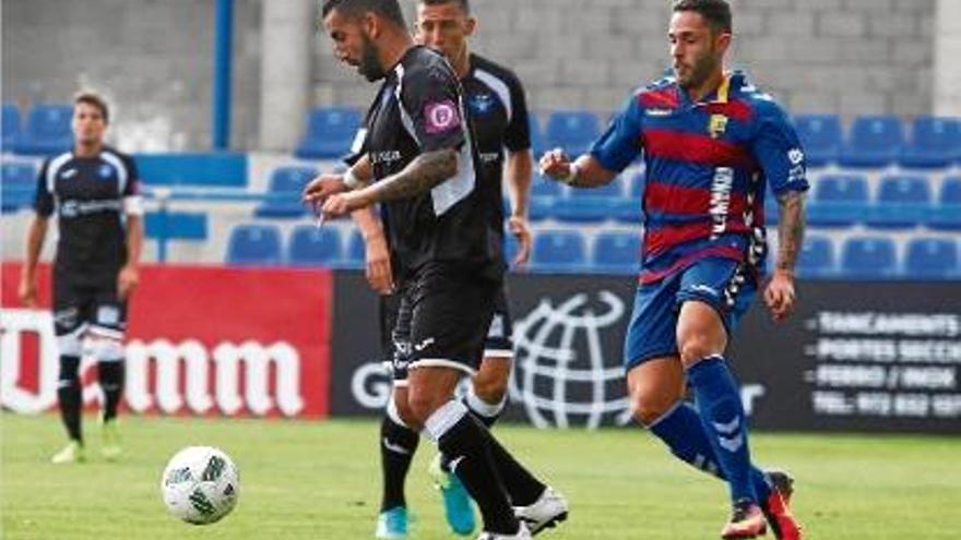 El davanter del Llagostera Marc Fernández pressiona un jugador de l&#039;Atlètic Balears.