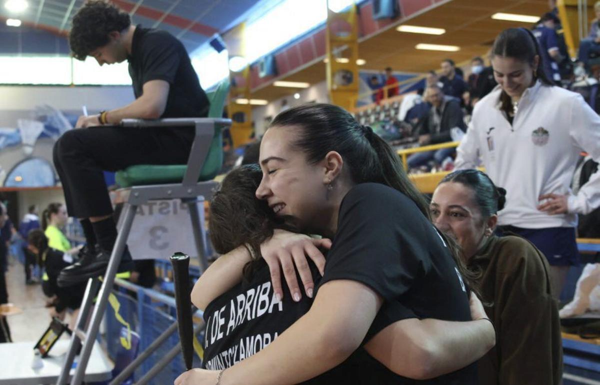 Abrazo entre dos integrantes del Bádminton Zamora. | V. G.