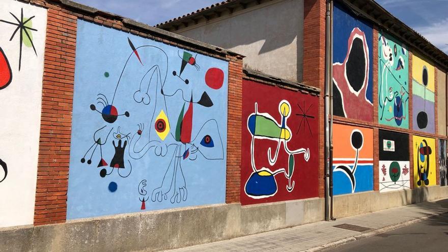 Algunos murales de la calle Victoriana Villachica.