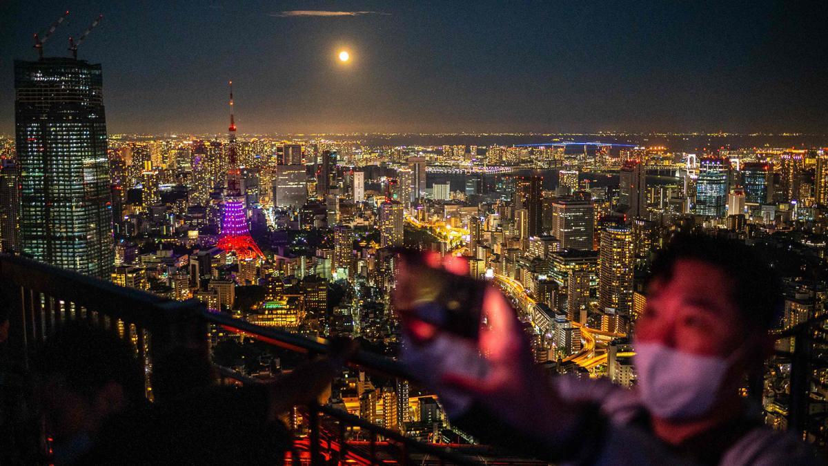 La Luna llena de septiembre, vista desde el mirador de la Torre Mori, en Roppongi Hills, Tokyo.