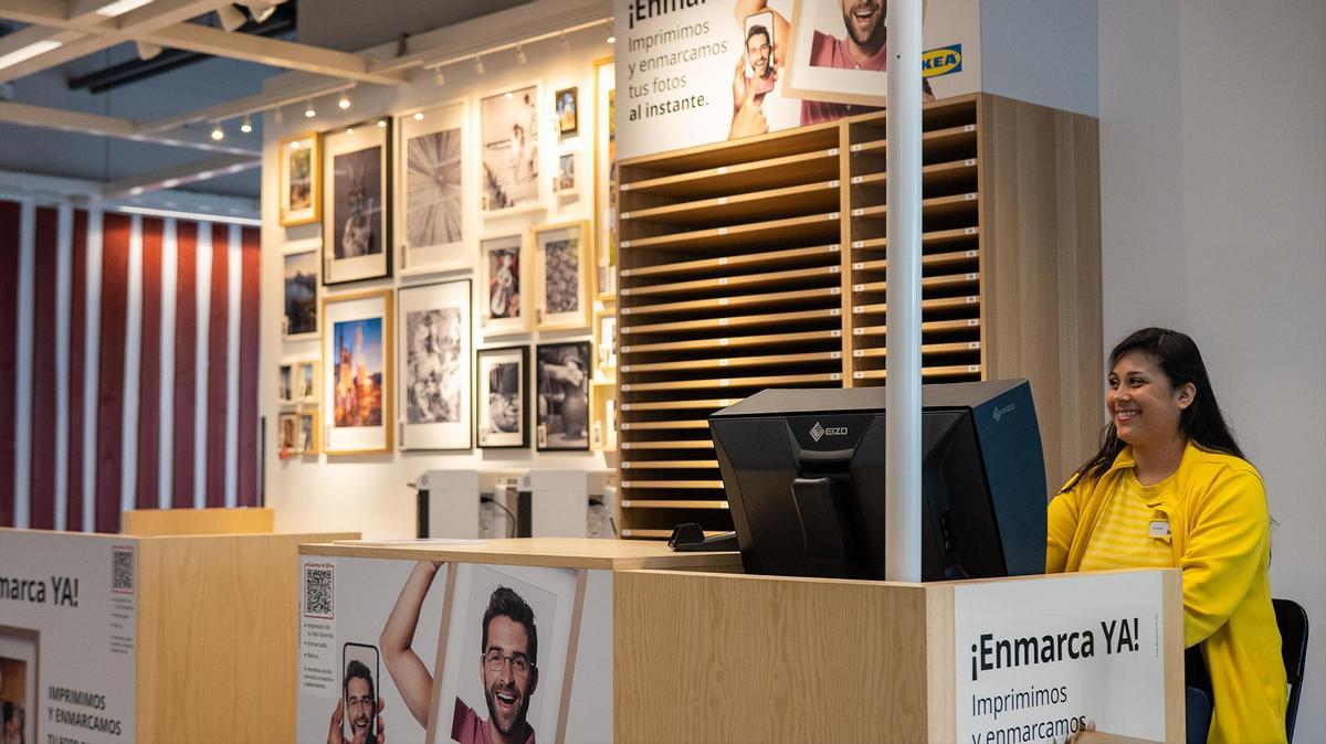 Con ¡Enmarca YA!, los clientes pueden elegir su foto desde el móvil, seleccionar el marco y llevarse su recuerdo impreso y enmarcado el mismo día.