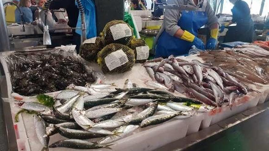 El puesto de venta de Mónica Suárez en el mercado, ayer. // FdV