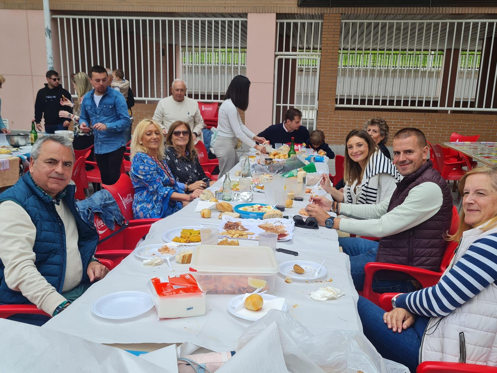 EN IMÁGENES: La comida popular de las fiestas del Puchero de Villalegre, en Avilés