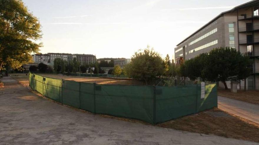 El solar en el que se construirá el edificio del Campus da Auga está ya vallado. // Jesús Regal