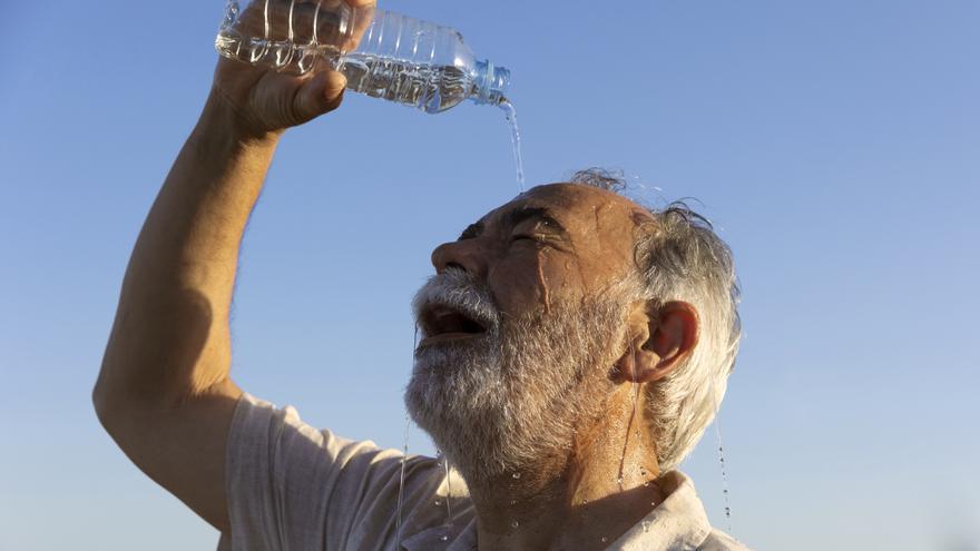 Cop de calor: quins són els símptomes, com reaccionar i quan trucar a urgències