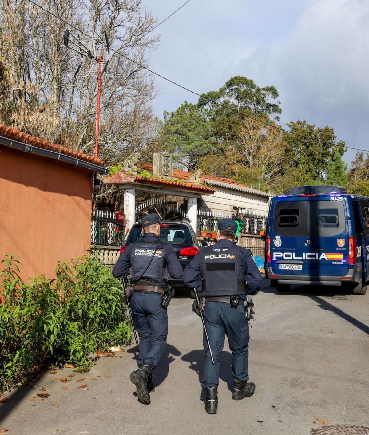 Dos agentes de la UIP en
Pontecesures. | Iñaki Abella