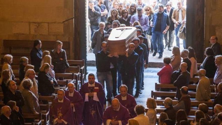 El féretro del empresario entró a hombros por la puerta de Santa María hasta el altar.