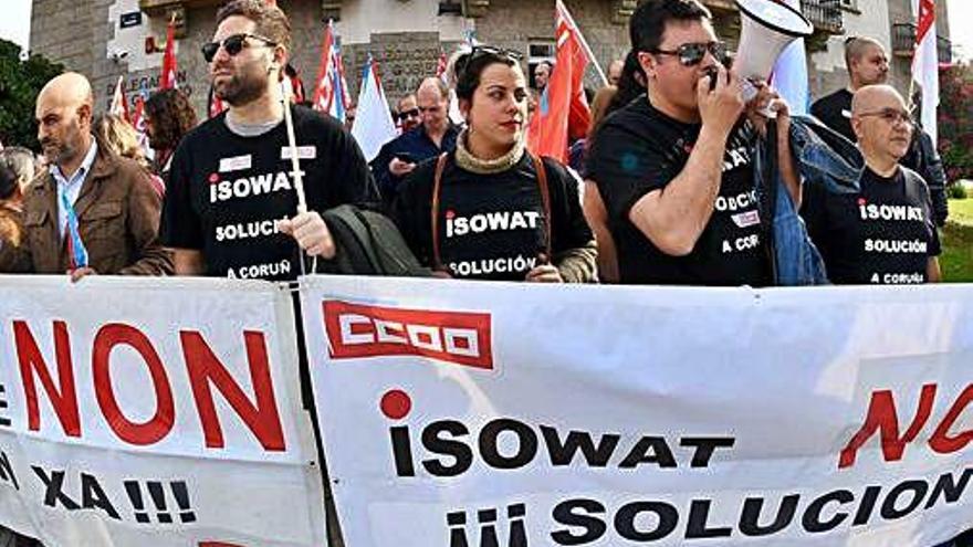 Trabajadores de Isowat en una protesta contra el cierre en A Coruña.