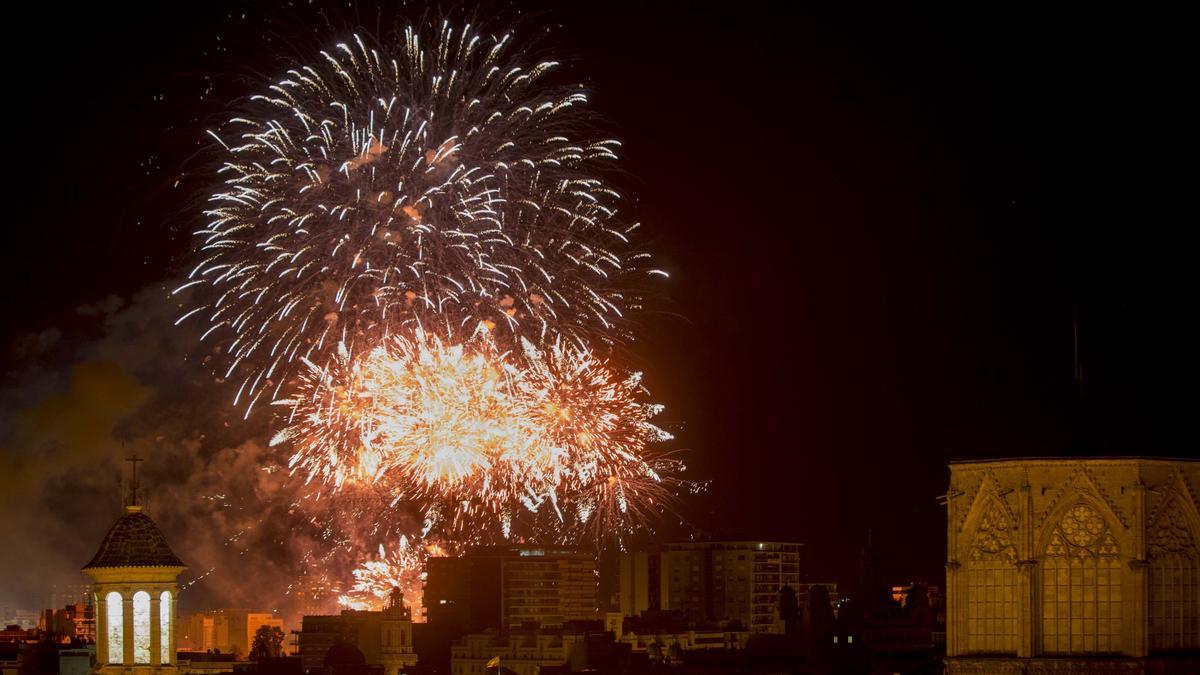 Sanidad insiste en que solo se ha autorizado el disparo de los castillos de fuegos artificiales