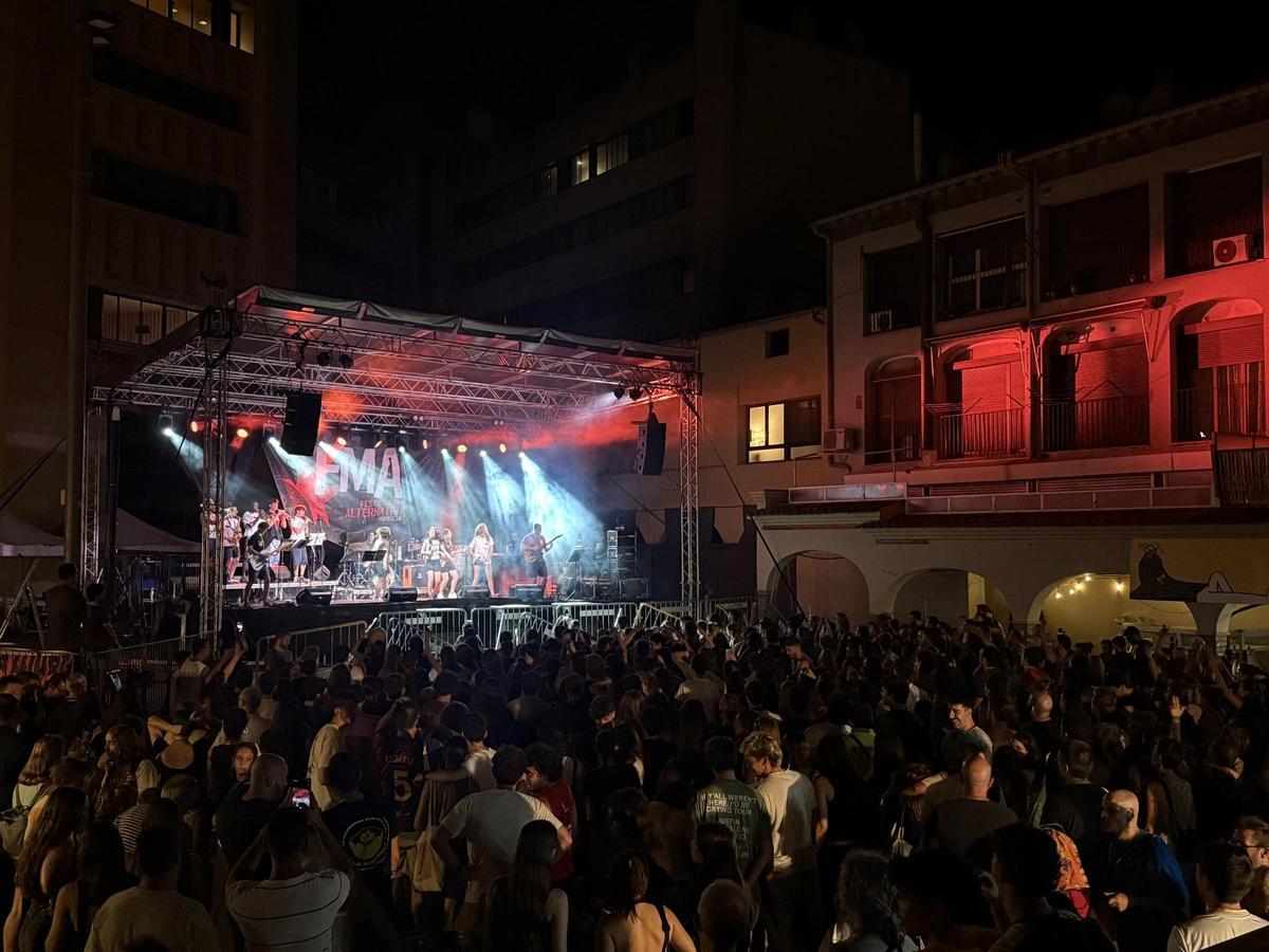 Públic a la plaça Puigmercadal, ahir al vespre