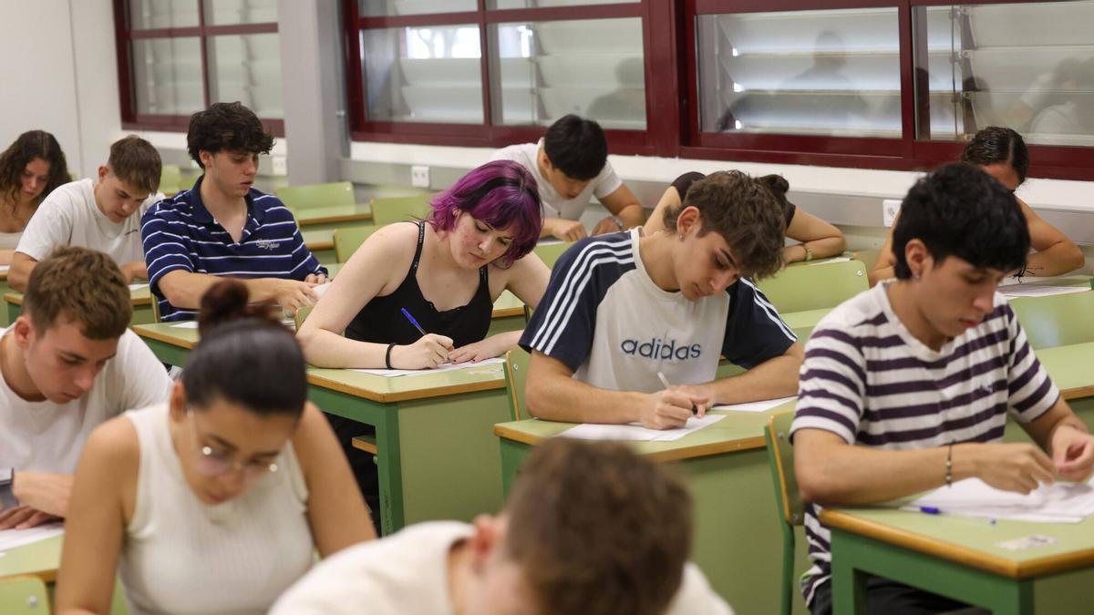 Exámenes de acceso a la Universidad PAU de los alumnos valencianos en 2025.
