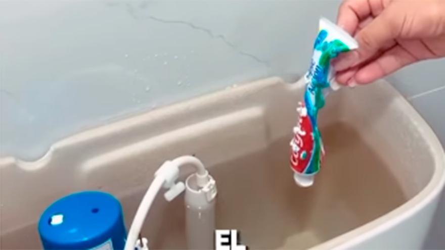 Pasta de dientes dentro la cisterna del lavabo: un olor limpio  al tirar de la cadena y adiós a las manchas amarillas