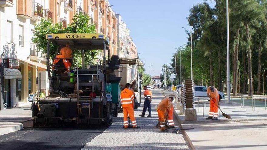 El asfalto sustituye a los adoquines en la carretera de la estación