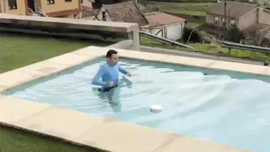 Aspas realiza ejercicios en la piscina de su casa en Moaña. // i.aspas10