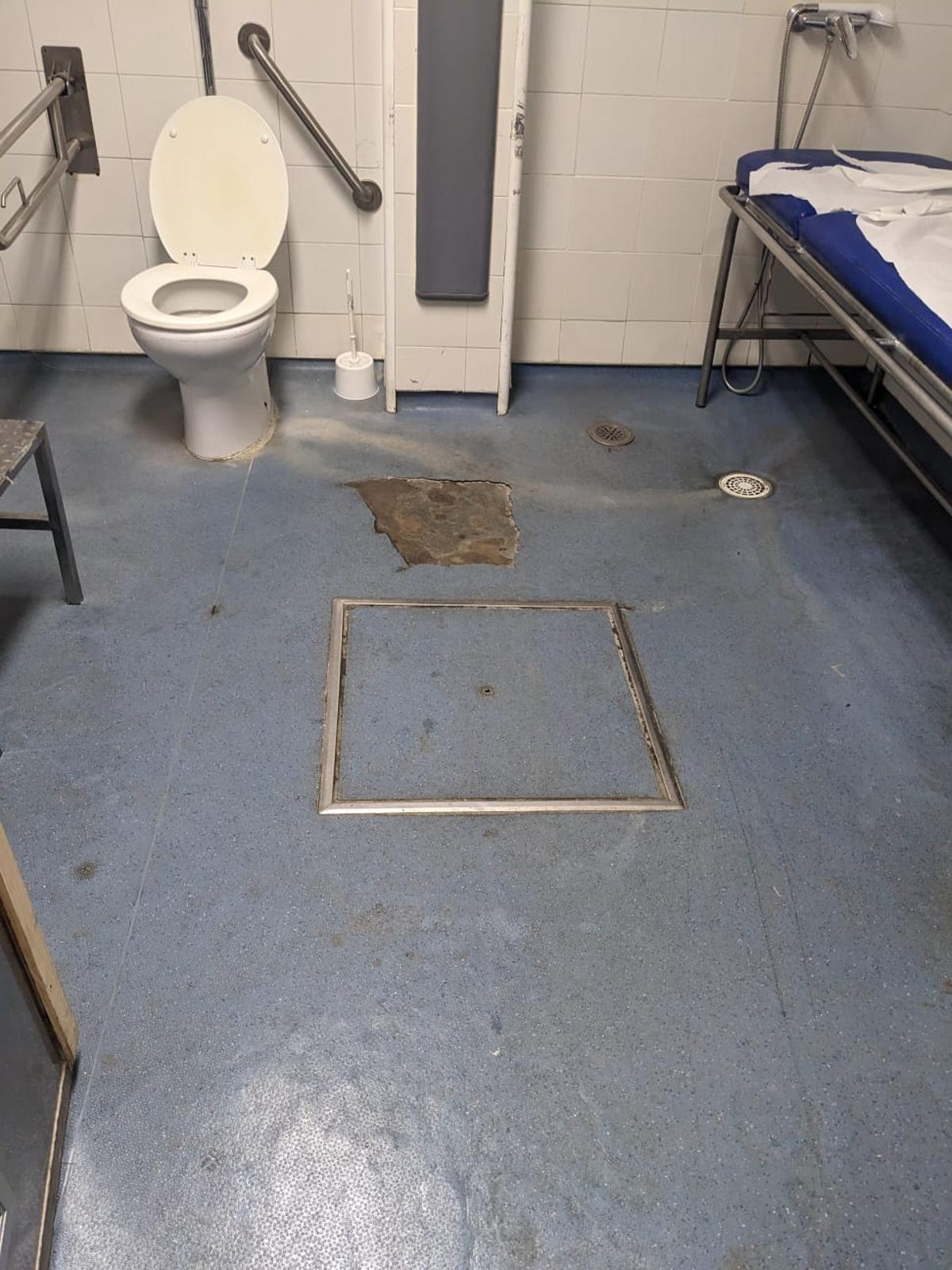 Estado de un baño asistido en el Hospital Virgen del Rocío