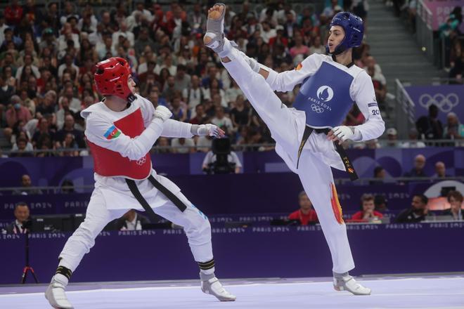 Gashim Magomedov de Azerbaiyán (rojo) y Adrian Vicente Yunta (azul) en acción durante el combate de Taekwondo -58kg en el  Grand Palais en Paris.