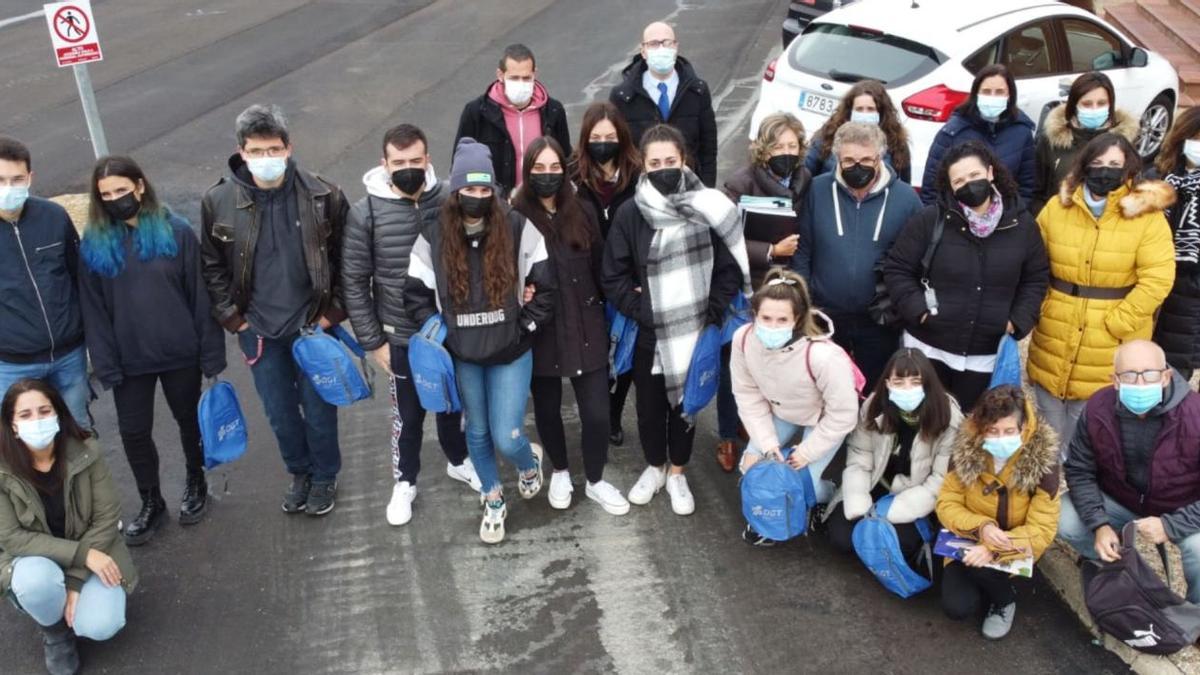 Miembros de la DGT de Zamora con profesores y alumnos del IES Universidad Laboral, durante la intensa jornada de formación.