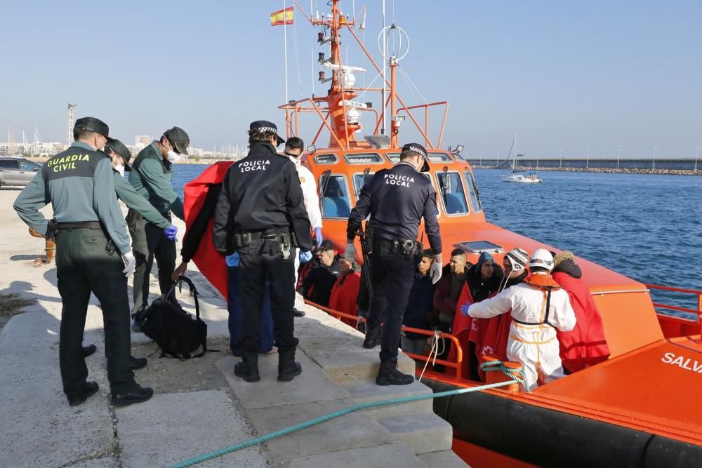 Guardia Civil, Cruz Roja y Salvamento Marítimo han puesto en marcha el protocolo para recepcionar a 24 personas rescatadas en el mar y que ocupaban una patera. 20 hombres y cuatro mujeres