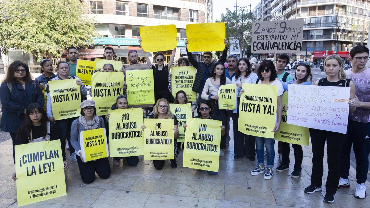 Valencia. Protesta por el atasco en la administración para homologar los títulos universitarios de miles de extranjeros.