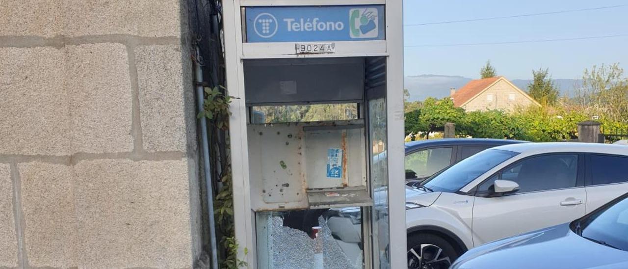 La cabina de Soutomaior ya sin el teléfono.  // FdV