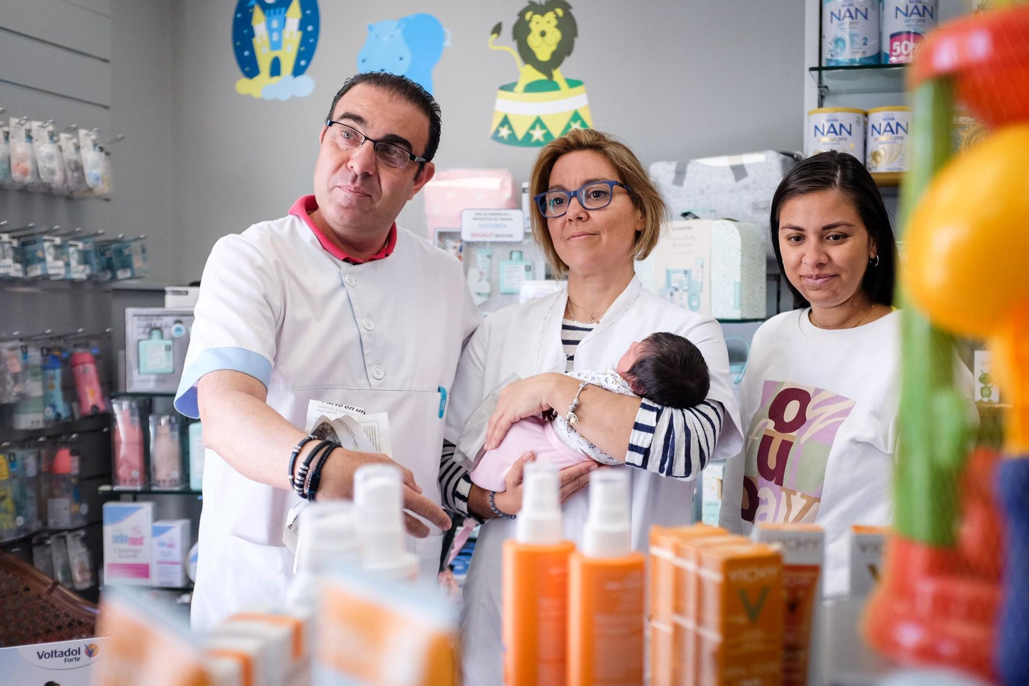 La bebé que nació en una farmacia en Las Palmas de Gran Canaria vuelve con su madre a la botica