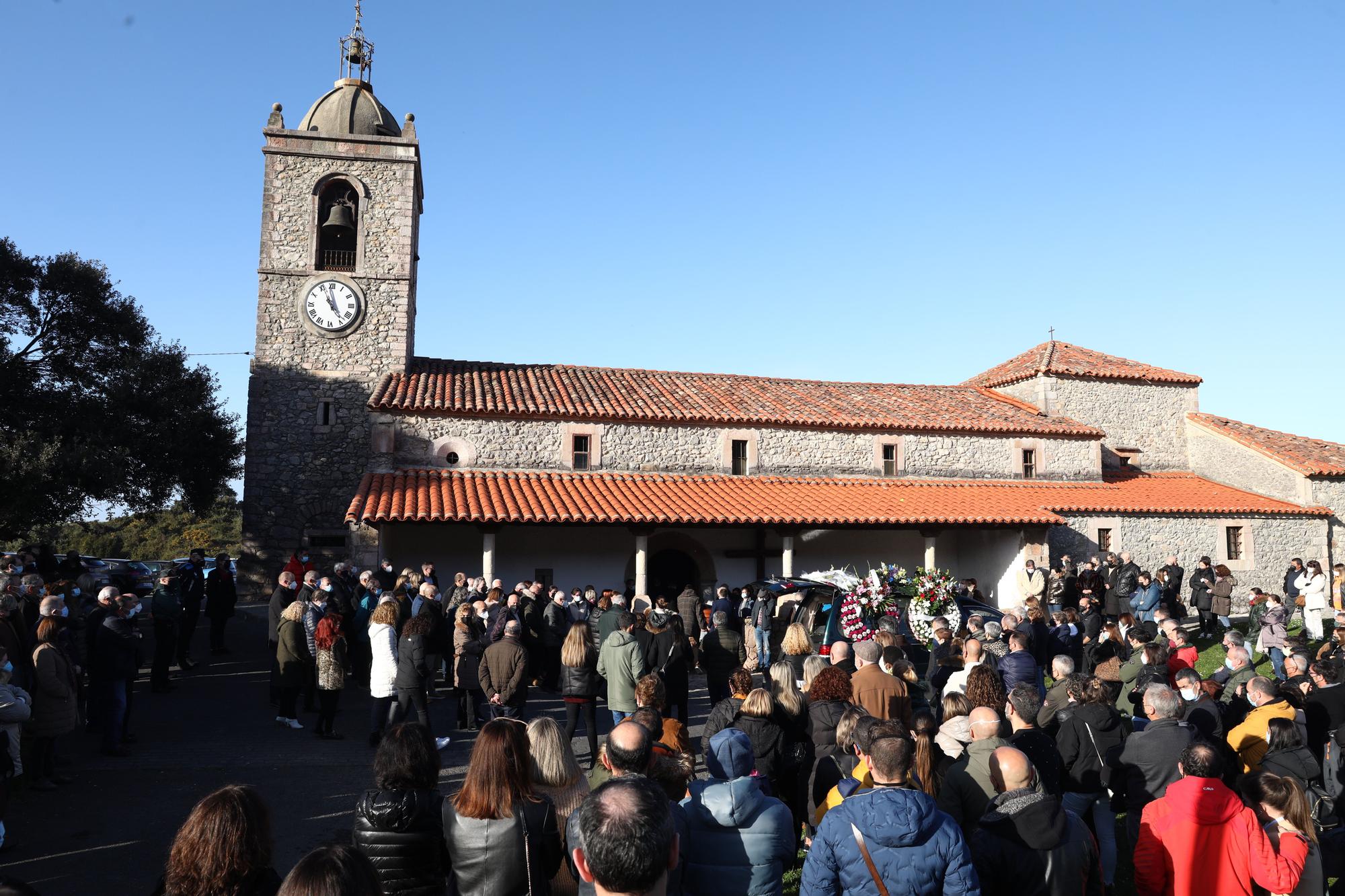 EN IMÁGENES: Multitudinario adiós al corredor llanisco Carlos Ugidos, fallecido en los Picos