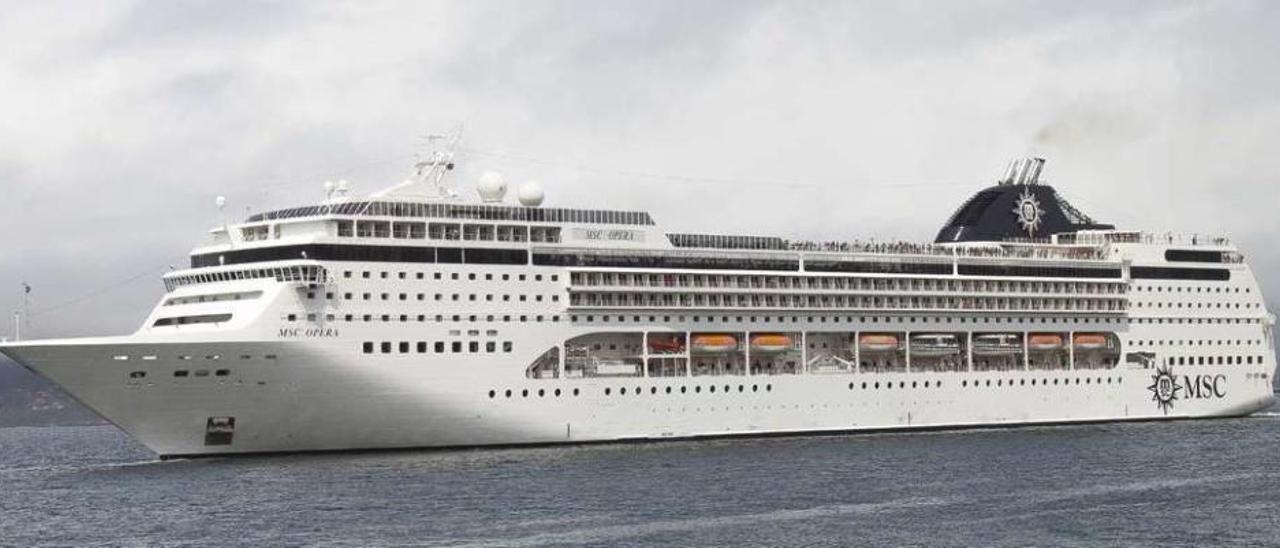 El crucero &quot;MSC Opera&quot;, uno de los que recogerá pasajeros en Vigo, saliendo del puerto para enfilar la salida de la Ría. // Marta G. Brea