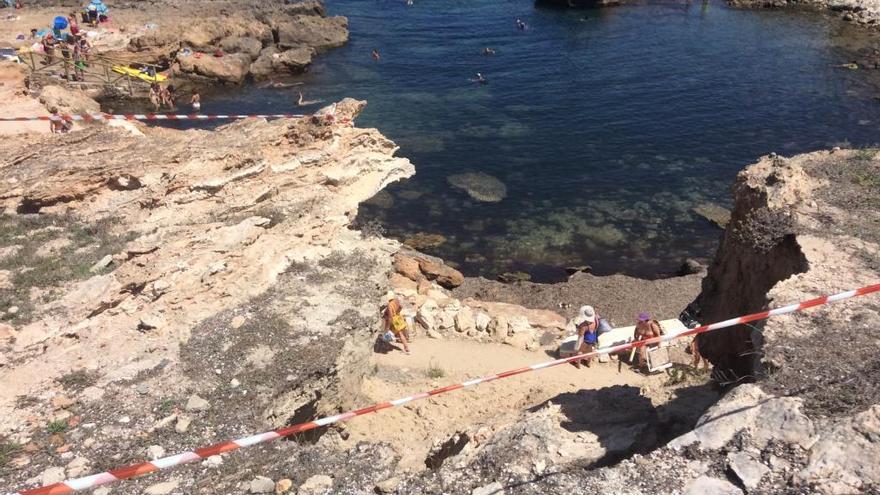 La gran muesca que en el acantilado de la Cala Blanca ha dejado el desprendimiento.