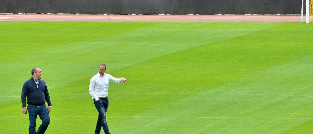 Miguel Ángel Ramírez y Luis Helguera comprueban el aspecto del césped que es el mejor en toda la temporada.