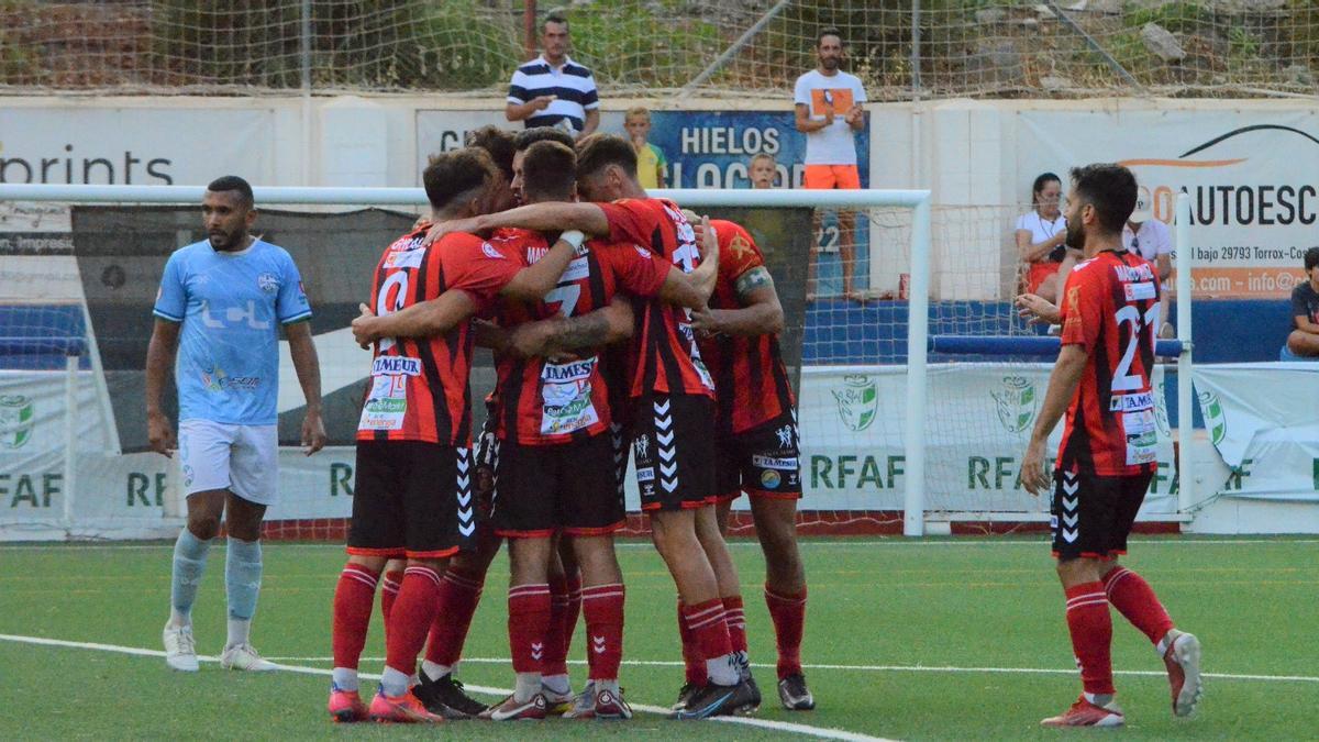 Los jugadores del Salerm Puente Genil celebra su gol ante el Ciudad de Lucena en la Copa RFAF.