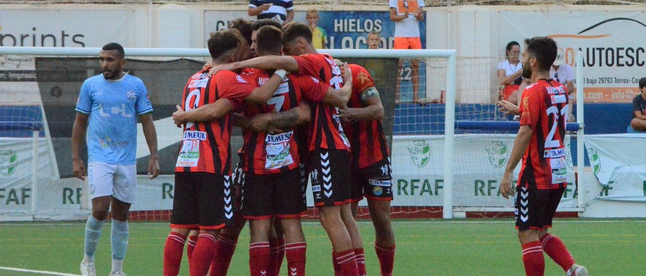 Los jugadores del Salerm Puente Genil celebra su gol ante el Ciudad de Lucena en la Copa RFAF.