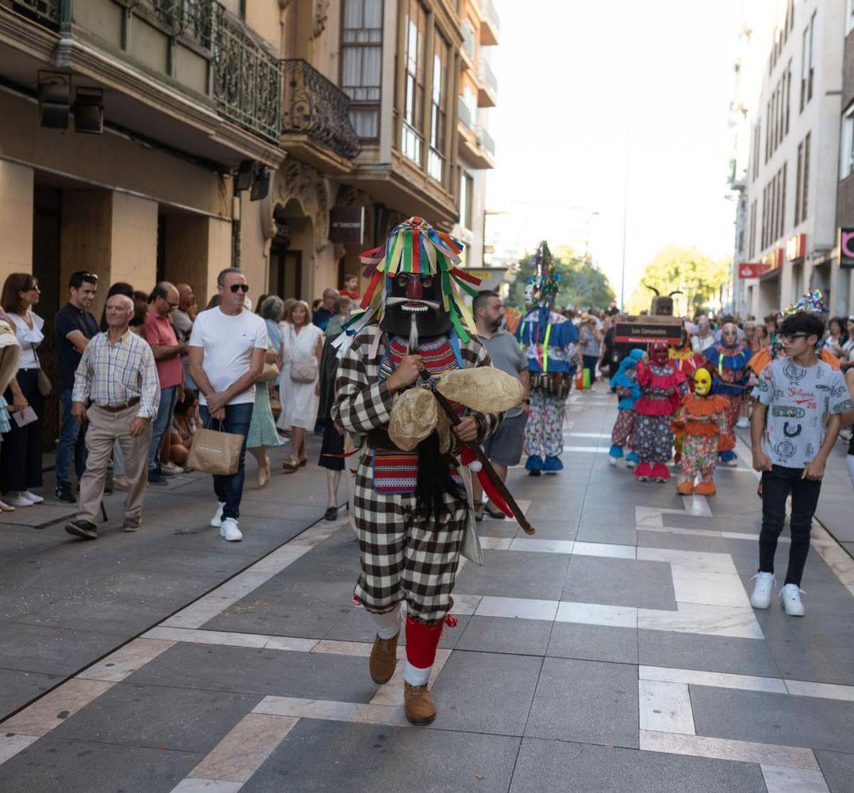 Sobre estas líneas, los Caretos de Salsas (Portugal), durante el desfile de la máscara. A la izquierda, los Carucheros de Sesández de Tábara. A la derecha, el Zangarrón de Sanzoles. | |  EMILIO FRAILE