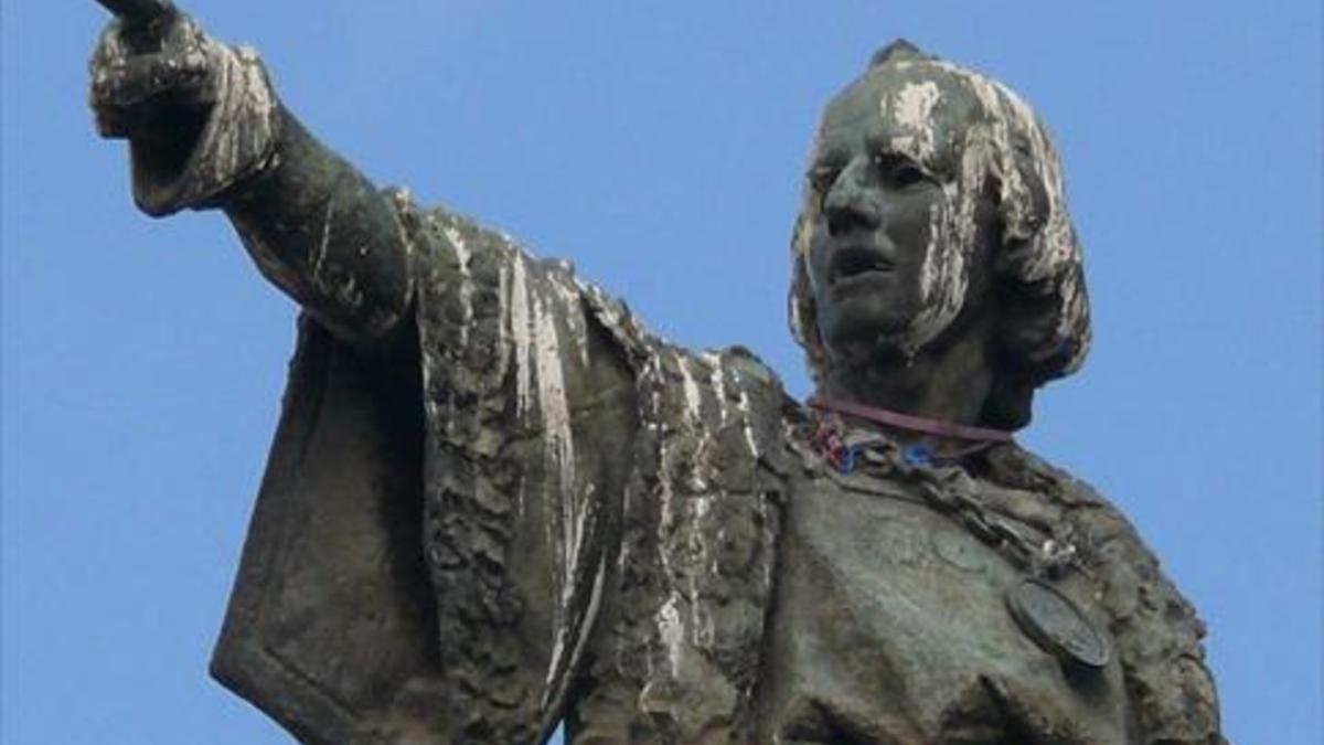 Monumento a Colón, en el que destaca su dedo desproporcionado.
