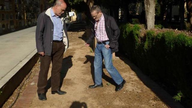 Matías Alonso y Miguel Blanco, en el lugar donde podría descansar el cuerpo.
