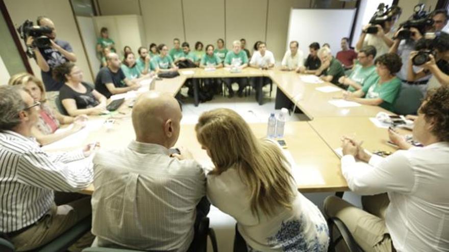 Los altos cargos de Educación y los representantes del profesorado, ayer en la conselleria.