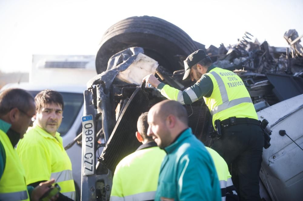 La AP-9 cortada en Abegondo al chocar dos camiones