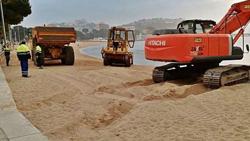 Sant Feliu arranja la platja afectada pel «Gloria»