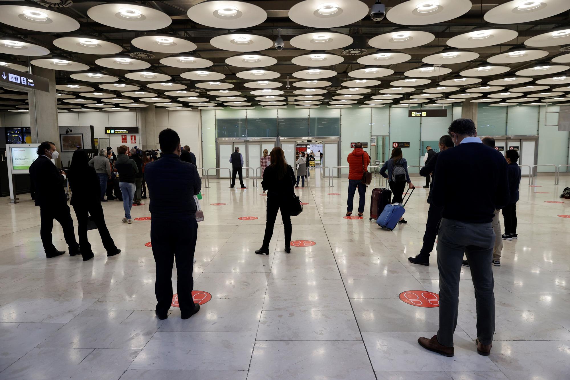 Varias personas esperan la llegada de un ser querido en el aeropuerto Adolfo Suárez-Madrid Barajas.