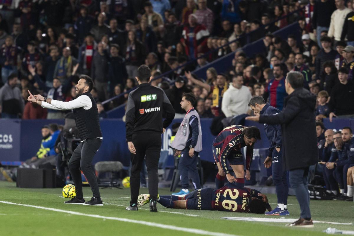 Corberán da indicaciones en el derbi