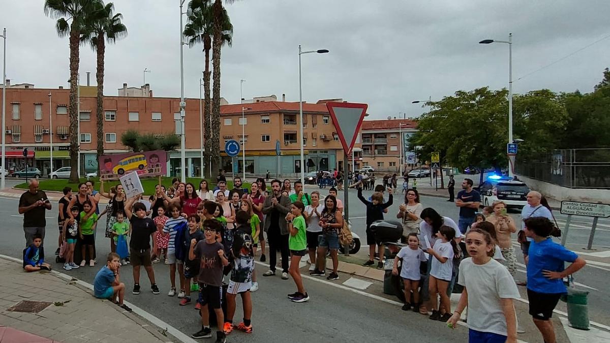 Padres, madres y alumnos de Molina de Segura durante la protesta, este lunes.