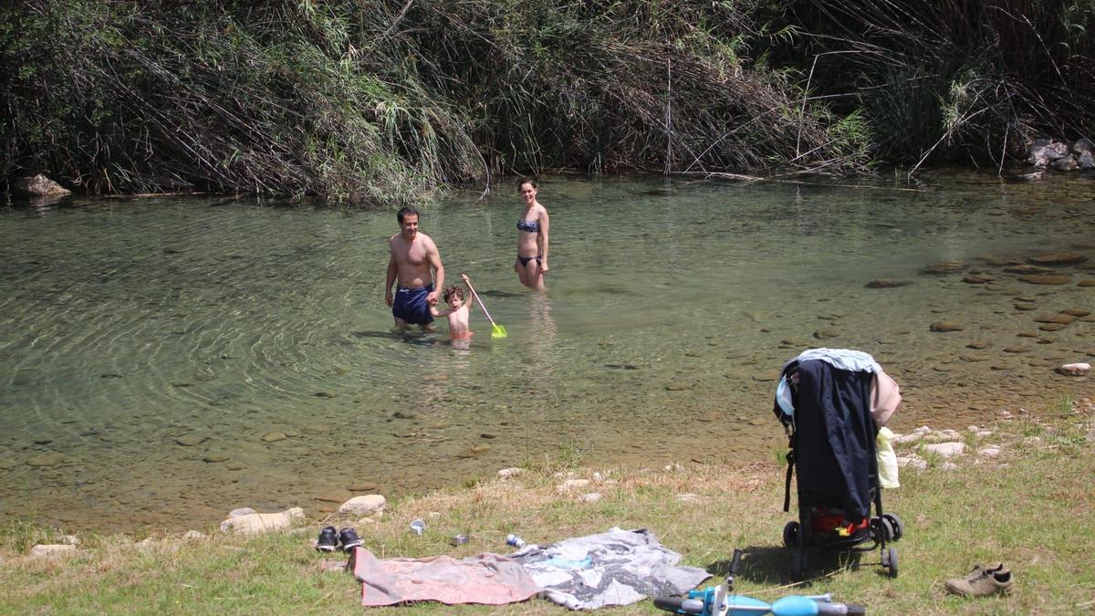 Montanejos, una playa de montaña con agua termal todo el año y una buena alternativa de ocio y servicios para las familias.