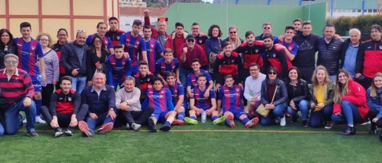 Integrantes de la plantilla de la UD Alzira juvenil que este año ha militado en la División de Honor del fútbol valenciano.