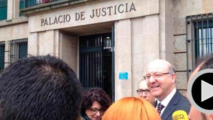 El alcalde de Ourense, hoy, a su llegada al juzgado. / J. FRAIZ