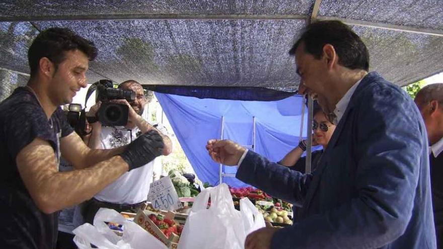 Martínez Maíllo compra fruta en uno de los puestos de Moraleja del Vino.