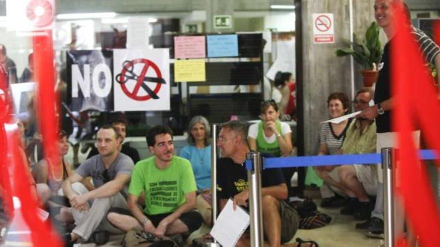 Profesores desplazados e interinos despedidos unieron ayer su protesta con una sentada en la sede de Educación en Alicante.