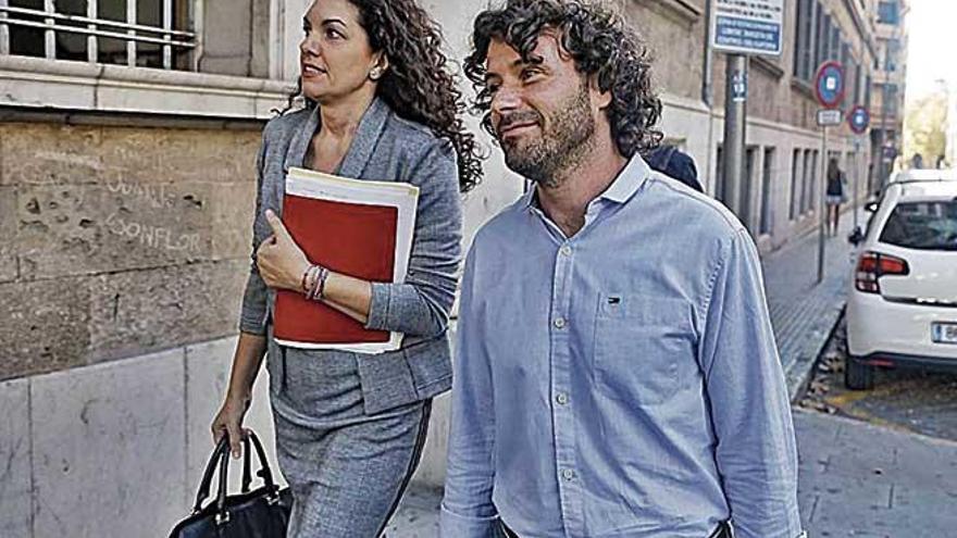 Jaume Garau y su abogada Carolina Ruiz.