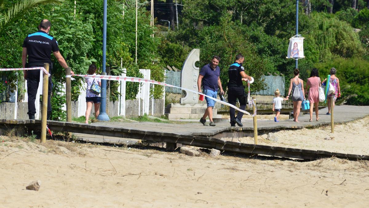 Agentes de la Policía Local de Cangas, precintado una parte del arenal ayer por la tarde