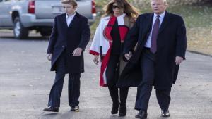 Donald Trump junto a su esposa Melania y su hijo menor Barron.