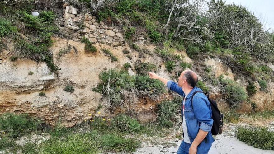 Adolfo Fernández muestra la zona donde se extraía la púrpura, en la parte norte de Canexol.   | // FDV